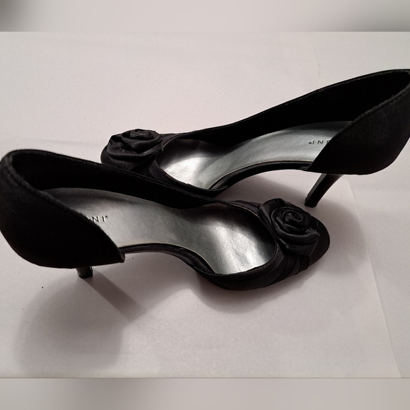 Fioni Black Heels With A Satin Rose Size 7 - Picture 6 of 11